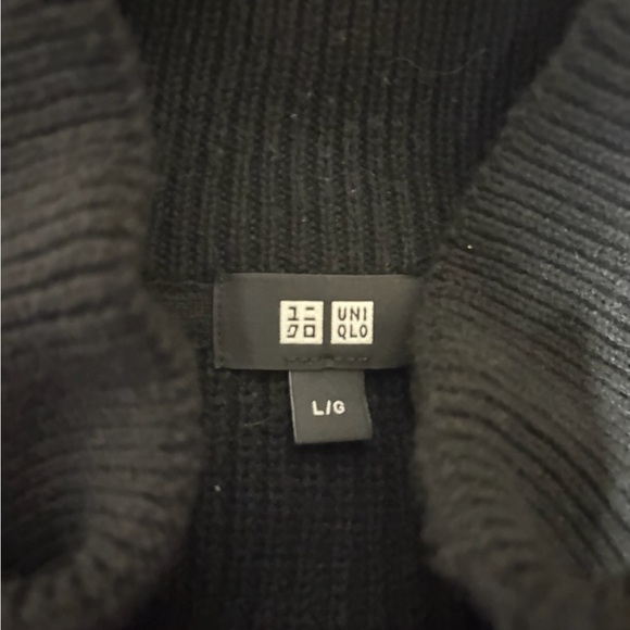Uniqlo Men's Black Zip-Up Sweater - Picture 4 of 5